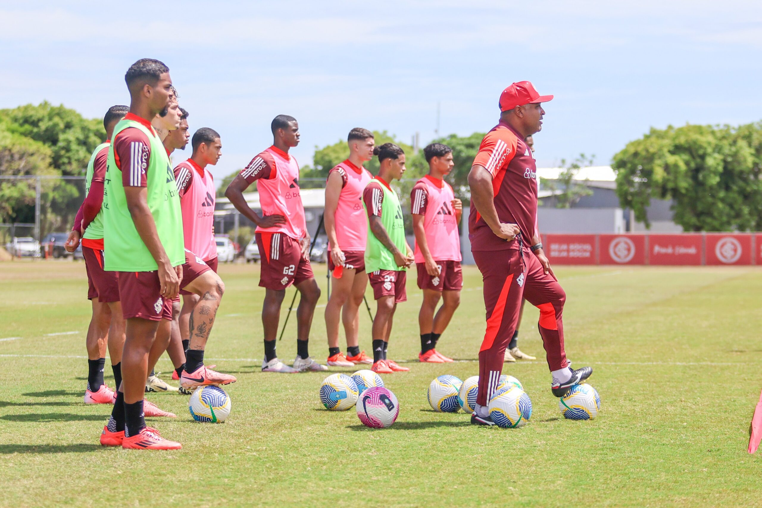 Inter perde titular por lesão e Roger terá de fazer mudança em Fortaleza